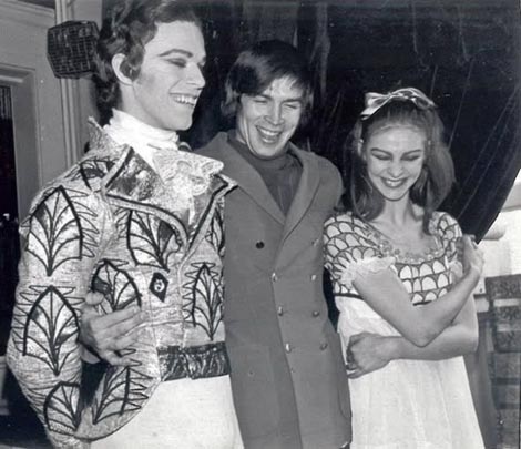 Rudolf Nurejev, Anthony Dowell i Anoinette Sibley nakon izvedbe baleta Orašar u Covent Gardenu, London