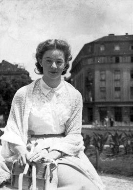 Patricia Sherwood ispred zgrade Hrvatskog narodnog kazališta u Zagrebu 1952.